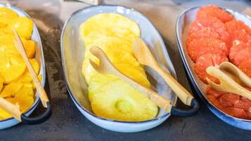 Trois bols contenant des fruits coupés en tranches.