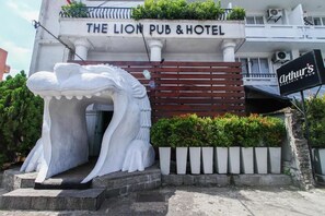Exterior detail - The Lion Pub & Hotel (Dehiwala-Mount Lavinia)