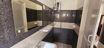 淋浴设施、毛巾、肥皂、卫生纸