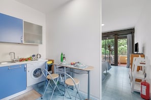 Standard Apartment, Multiple Bedrooms (Casetta Azzurra Capalbio) | Private kitchenette | Fridge, stovetop, electric kettle, cookware/dishes/utensils - Casetta Azzurra Capalbio (Capalbio)