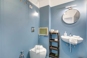 Departamento estándar, varias habitaciones (Casetta Azzurra Capalbio) | Baño | Regadera, bidet, toallas, jabón 
