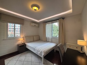 Individually decorated, individually furnished, desk, laptop workspace - Innocondo Extended Stay Jing'an Wan Hang Du Road (Shanghai)