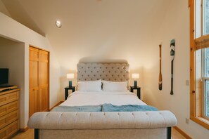 Room - King Bed, Private Hot Tub, Running Y Resort Access, Golf Course, Crater Lake (Klamath Falls)