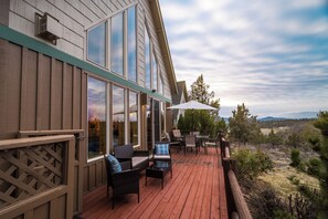 Outdoor dining - King Bed, Private Hot Tub, Running Y Resort Access, Golf Course, Crater Lake (Klamath Falls)