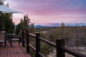 Outdoor dining - King Bed, Private Hot Tub, Running Y Resort Access, Golf Course, Crater Lake (Klamath Falls)