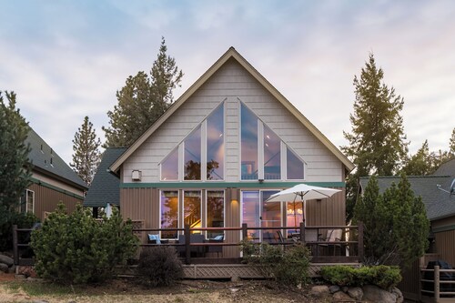 King Bed, Private Hot Tub, Running Y Resort Access, Golf Course, Crater Lake