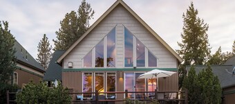 King Bed, Private Hot Tub, Running Y Resort Access, Golf Course, Crater Lake