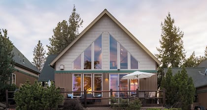 King Bed, Private Hot Tub, Running Y Resort Access, Golf Course, Crater Lake