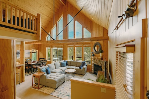 King Bed, Private Hot Tub, Running Y Resort Access, Golf Course, Crater Lake