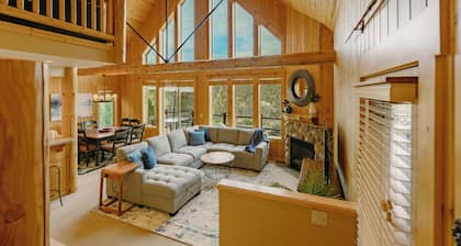 King Bed, Private Hot Tub, Running Y Resort Access, Golf Course, Crater Lake