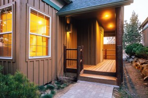Exterior - King Bed, Private Hot Tub, Running Y Resort Access, Golf Course, Crater Lake (Klamath Falls)