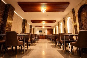 Restaurant - Hotel Regal Crest (Bhubaneshwar)