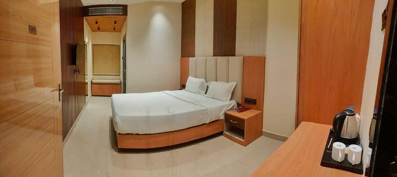 Double Room, Balcony, City View | Desk, laptop workspace, soundproofing, free WiFi