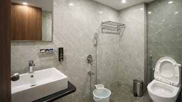Habitación de lujo doble | Baño | Ducha, zapatillas, toallas y jabón