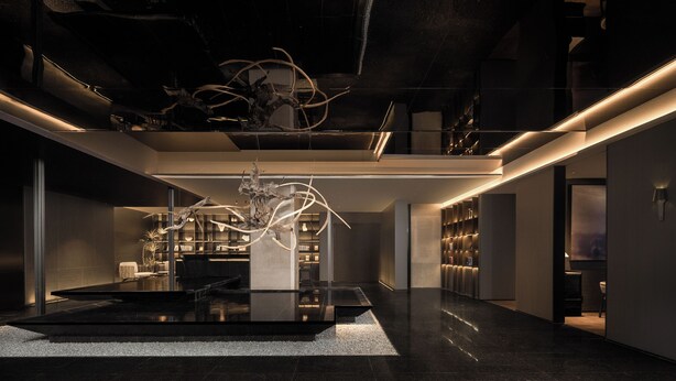 A modern interior with a central art installation, a glass table, and a sleek, minimalist design. - Atour Hotel Shanghai Yuyuan Yaduo  Bund (Shanghai)