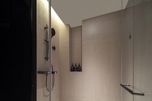 Habitación doble ejecutiva | Baño | Regadera, secadora de cabello, toallas, shampoo 