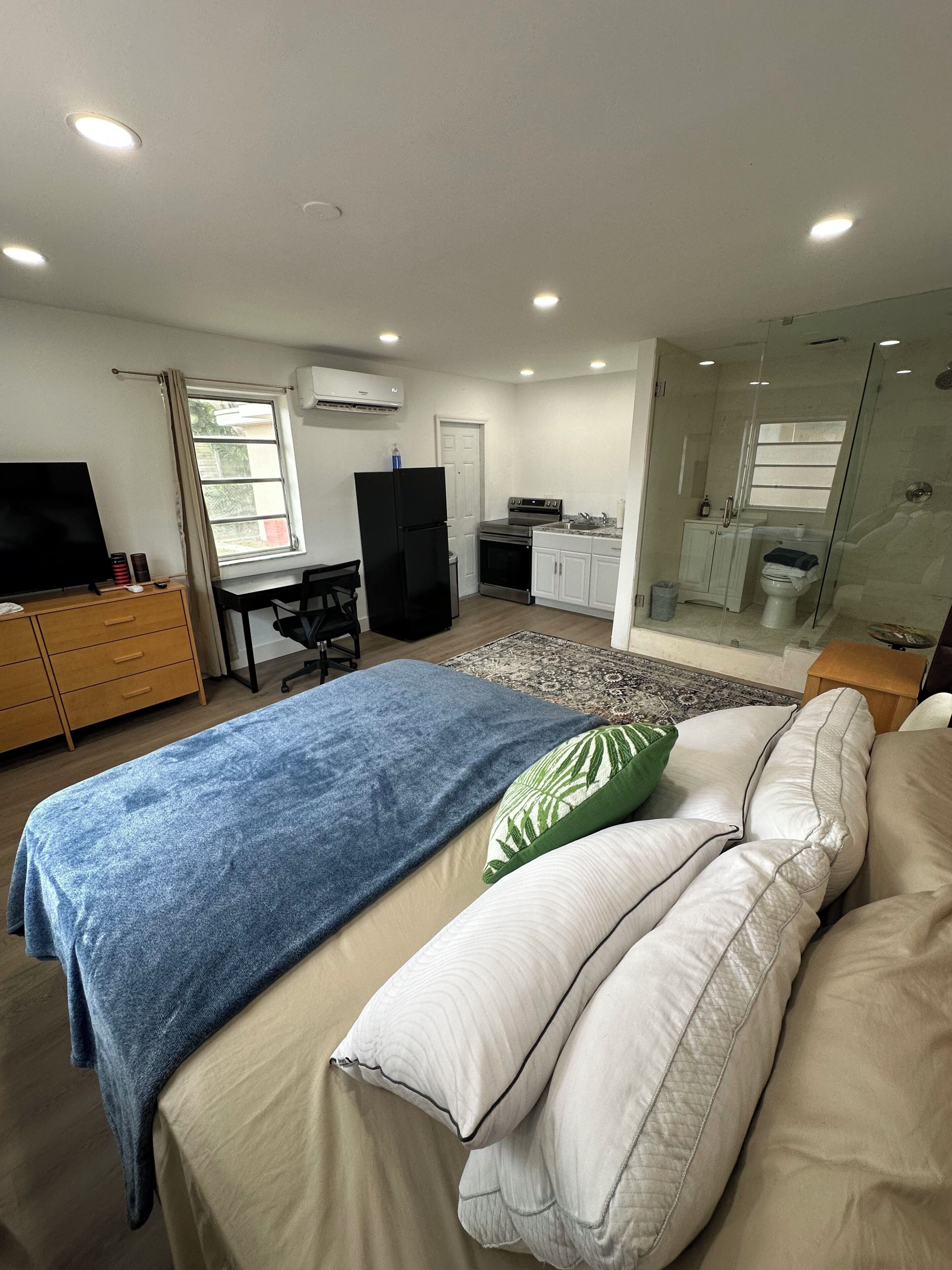 1 habitación, caja de seguridad en la habitación y escritorio 