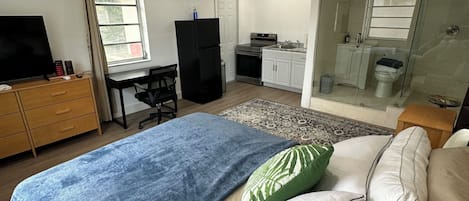 1 habitación, caja de seguridad en la habitación y escritorio
