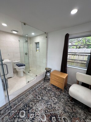 Regadera, amenidades de baño ecológicas, secadora de cabello, toallas