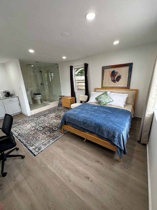 1 habitación, caja de seguridad en la habitación y escritorio 