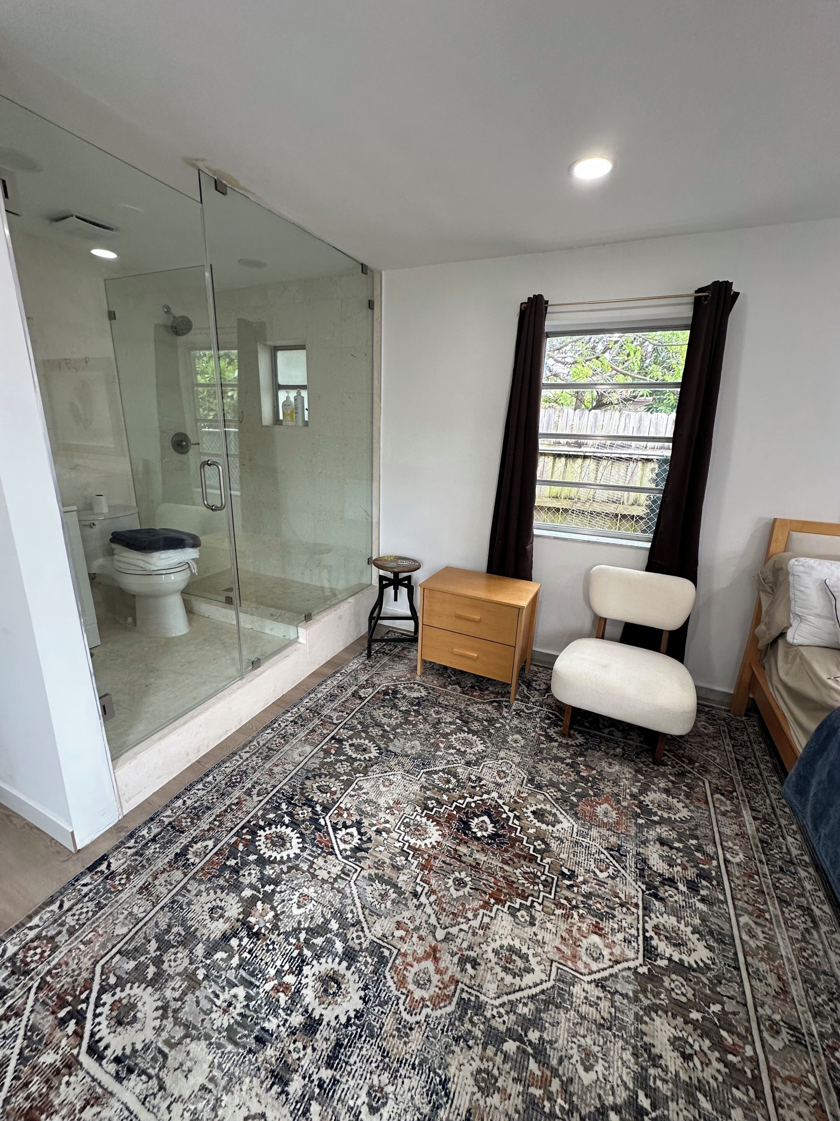 Douche, articles de toilette écologiques, sèche-cheveux
