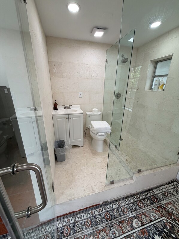 Regadera, amenidades de baño ecológicas, secadora de cabello, toallas