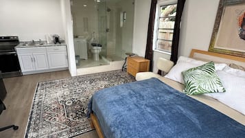 1 habitación, caja de seguridad en la habitación y escritorio