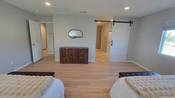 4 habitaciones, tabla de planchar con plancha, cuna de viaje y wifi
