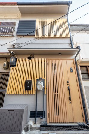 Exterior - 梅田徒歩圏｜一棟貸し58㎡｜6名宿泊｜USJ・京都・奈良観光に便利｜女子旅・家族旅行 (大阪市北区)