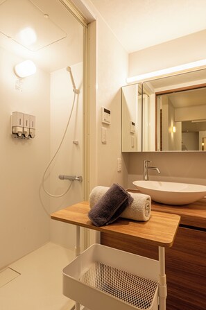 Bathroom - Within walking distance of Umeda | Entire house, 58 m² | Sleeps 6 | Convenient for sightseeing in USJ, Kyoto, and Nara | Girls' trip & family vacation (大阪市北区)