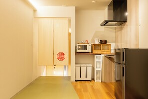 Fridge, microwave, stovetop, electric kettle - 梅田徒歩圏｜一棟貸し58㎡｜6名宿泊｜USJ・京都・奈良観光に便利｜女子旅・家族旅行 (大阪市北区)