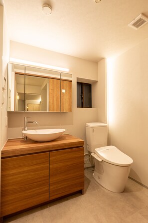 Bathroom - Within walking distance of Umeda | Entire house, 58 m² | Sleeps 6 | Convenient for sightseeing in USJ, Kyoto, and Nara | Girls' trip & family vacation (大阪市北区)