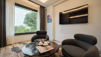 Premium Studio Suite | In-room safe, blackout drapes, soundproofing, iron/ironing board