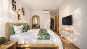 Ein Schlafzimmer mit Bett, Fernseher, Spiegel und Kleiderschrank.