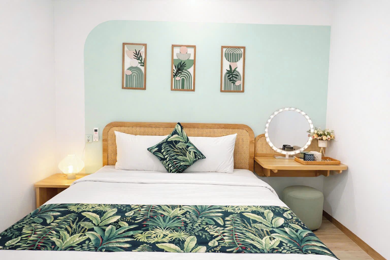 Classic Queen Room | Minibar, in-room safe, free WiFi, bed sheets