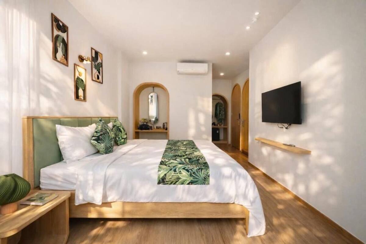 Deluxe Room with City View Balcony | Bar mini, peti besi dalam bilik, Wi-fi percuma, cadar katil 