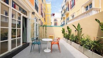 Deluxe Room with Garden View Balcony | Terrace/patio