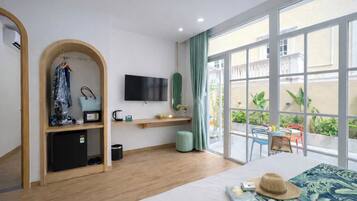 Minibar, caja de seguridad en la habitación, wifi gratis y ropa de cama