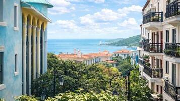 Deluxe Room with City View Balcony | Näkymä majoituspaikasta