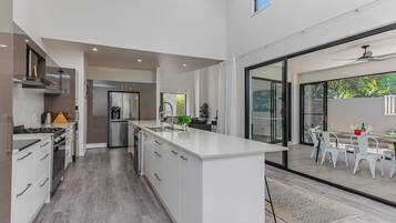 House, 4 Bedrooms, Private Bathroom | Private kitchen