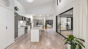 House, 4 Bedrooms, Private Bathroom | Private kitchen