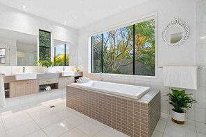 Maison, 4 chambres, salle de bains privée | Salle de bain