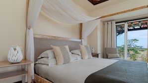 Une chambre à coucher avec un lit, des tables de chevet, un vase décoratif et une vue par la fenêtre.