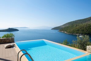 Outdoor pool - Villa Kalamos - Elegant Villa With Direct Sea Access (Lefkada)