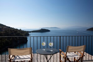 Outdoor dining - Villa Kalamos - Elegant Villa With Direct Sea Access (Lefkada)