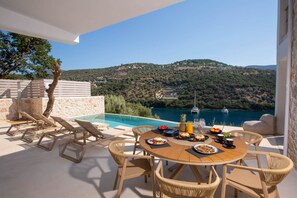 Outdoor dining - Villa Oliva – Seaside Charm with Village at Your Doorstep (Lefkada)