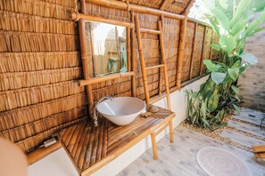 Deluxe Cottage, Garden View | Bathroom - Tongo Hill Cottages (Moalboal)