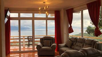 Appartamento Deluxe, balcone, vista lago | Area soggiorno