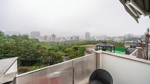 Une terrasse sur le toit offrant une vue sur le paysage urbain, un belvédère et un fauteuil.