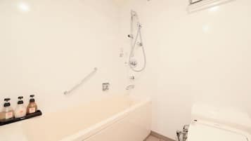 Deluxe Twin Room, Mountain View | Bathroom | Combined shower/tub, hair dryer, towels, soap